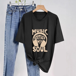 Détail de l'imprimé musique sur t-shirt noir avec nœud élégant au bas du vêtement