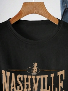 Dettaglio della stampa Nashville e della grafica chitarra sulla t-shirt in cotone nera