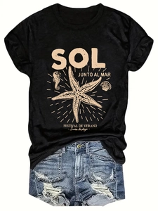 Détail de l'imprimé vie marine sur t-shirt noir à col rond et short en jean déchiré