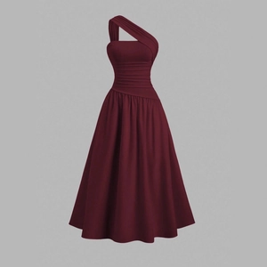 Détail d'une robe bordeaux asymétrique avec taille plissée élégante et coupe en A