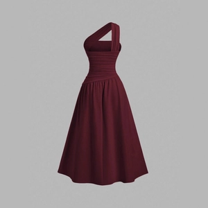 Détails de la taille plissée et de la coupe asymétrique sur une robe évasée bordeaux