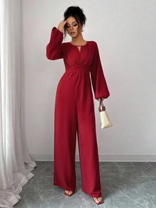 Combinaison élégante rouge foncé à manches lanternes, jambes larges et taille nouée
