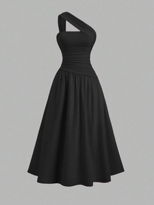 Robe midi noire élégante à une épaule avec corsage plissé et jupe évasée en ligne A