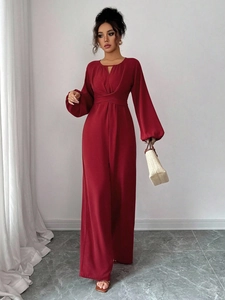 Détail d'une combinaison bordeaux à jambes larges avec manches lanternes et taille cintrée