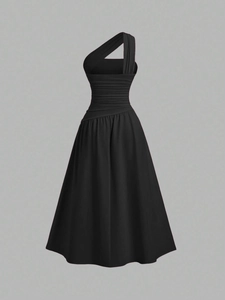 Robe ligne A noire chic à une épaule avec corsage plissé et jupe évasée fluide