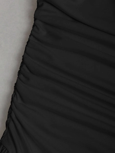 Gros plan sur un tissu plissé noir avec un éclat soyeux et des détails de cordon