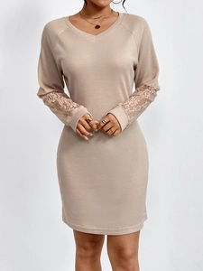 Robe longue beige élégante à col en V, manches en dentelle et texture en maille gaufrée