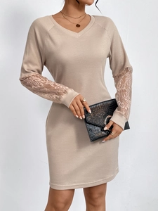Robe élégante à manches longues avec col en v et dentelle ajourée de couleur beige