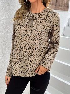 Elegante khakifarbene Langarmbluse mit Blumenmuster, Rüschenhals und Chiffon-Textur