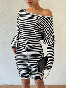 Détail de la robe rayée à épaules dénudées avec fronces latérales et maille stretch