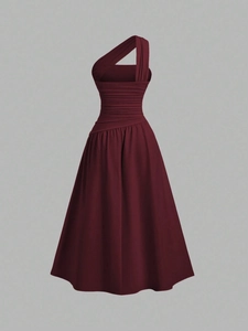 Robe midi élégante à une épaule bordeaux avec taille froncée et silhouette trapèze chic