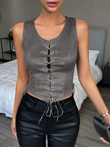 Dettaglio del gilet scamosciato grigio scuro da donna con lacci frontali e occhielli
