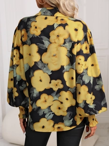 Vue de dos d'un chemisier à manches longues pour femmes avec imprimé floral jaune