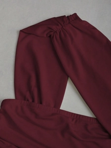 Robe trapèze sans manches à une épaule bordeaux avec détail de nœud plissé