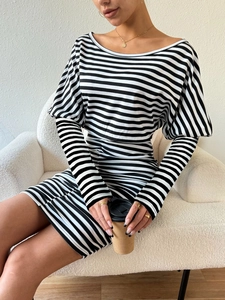 Détail de la robe à rayures noires et blanches avec fronces latérales et maille