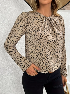 Beige florale Langarmbluse mit gerafftem Stehkragen und schwarzem Blattmuster