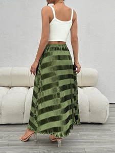 Jupe longue plissée évasée vert herbe à taille haute avec aspect satiné