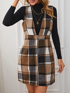Détail d'une robe gilet à carreaux avec décolleté en V profond et fermeture éclair argentée