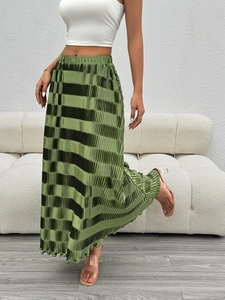 Jupe longue plissée vert olive à taille haute élastique pour un style moderne chic