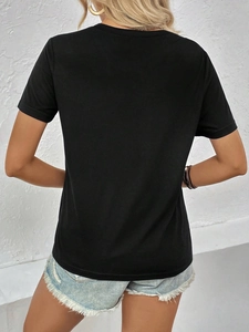 Vue de dos d'un t-shirt noir à manches courtes pour femme avec col rond et coupe ajustée