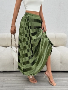 Jupe longue plissée vert olive avec texture soyeuse et taille élastique pour femme