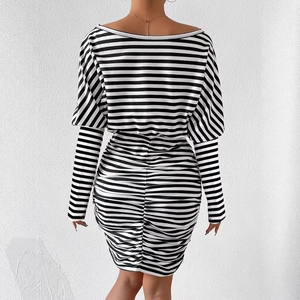 Robe moulante à rayures pour femmes avec manches longues et détails froncés dans le dos