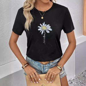 Damen T-Shirt in Schwarz mit Gänseblümchen-Print und let it be Schriftzug am Ausschnitt