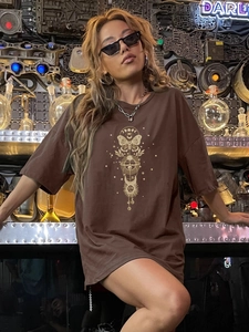 T-shirt oversize en coton marron avec imprimé céleste doré et papillon de nuit vintage