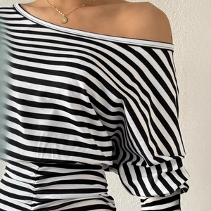 Robe moulante à rayures pour femmes avec épaules dénudées et détails froncés à la taille