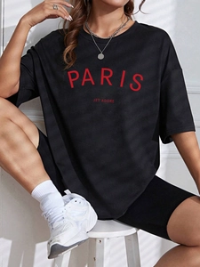 Détail du t-shirt noir oversize avec imprimé Paris rouge et design à épaules tombantes