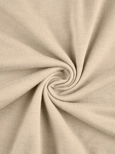 Gros plan du tissu tricoté beige montrant la texture douce en spirale et le tissage