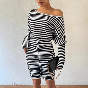 Élégante robe moulante rayée noir et blanc à épaules dénudées avec des fronces