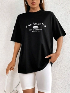 Dettaglio della stampa Los Angeles 1997 su una t-shirt nera in cotone dal taglio ampio