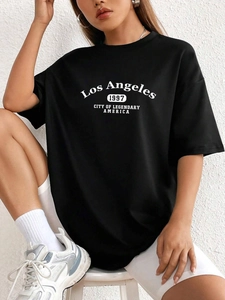 T-shirt nera donna cotone oversize con stampa vintage Los Angeles su sfondo bianco