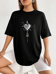 Women's black loose T-shirt with white fingerprint heart print and casual round neck