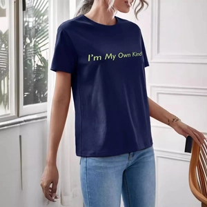 Donkerblauw T-shirt met ronde hals en korte mouwen met I'm My Own Kind opdruk