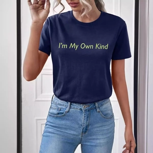 Dames T-shirt in marineblauw met ronde hals en gele grafische tekstprint van katoen