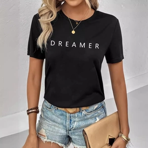 T-shirt noir femme col rond avec imprimé Dreamer et short en jean délavé