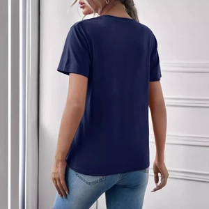 Achteraanzicht van donkerblauw t-shirt met korte mouwen en ronde hals casual pasvorm