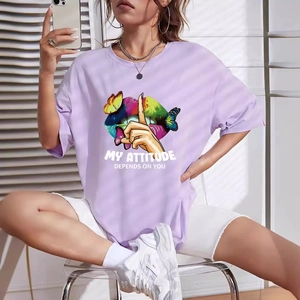 T-shirt violet ample avec imprimé papillon et lèvres et slogan My Attitude Depends On You