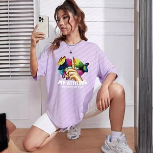 T-shirt oversize violet clair pour femme avec imprimé lèvres papillon et message
