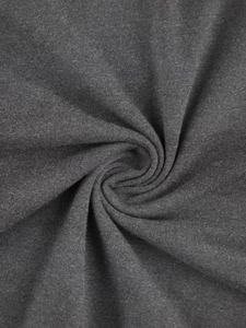 Vue détaillée du tissu en maille gris foncé avec une texture douce et un beau drapé