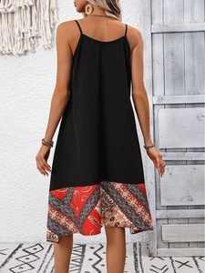 Detailansicht eines schwarzen ärmellosen Kleides mit Paisley-Print am Saum von hinten