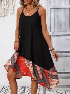 Detail eines Boho-Sommerkleides mit Paisleymuster am asymmetrischen Saum und weichem Stoff