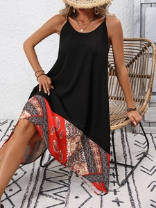 Detail eines Boho-Sommerkleids mit Paisley-Print und unregelmäßigem Patchwork-Saum
