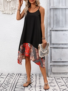 Detail des Boho-Kleids mit Paisley-Patchwork und asymmetrischem Saumdesign