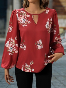 Detail des eleganten V-Ausschnitts mit Schlüsselloch-Ausschnitt und Laternenärmeln