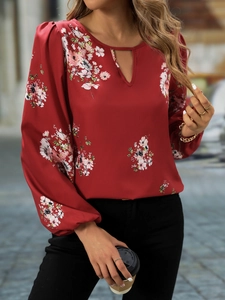 Detail einer roten Chiffonbluse mit Blumenmuster, Keyhole-Ausschnitt und Laternenärmeln