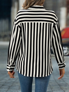 Vista posteriore di camicia a maniche lunghe a righe con motivi a contrasto