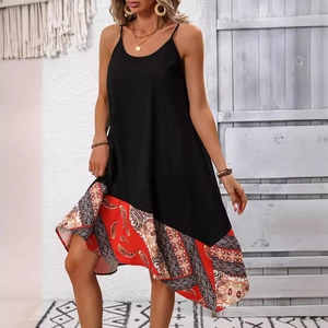 Schwarzes Spaghettiträgerkleid mit asymmetrischem Blumensaum für den Sommerurlaub